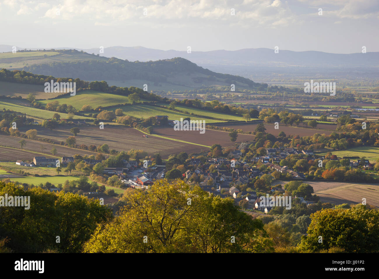 Cotswold paesaggio con vista del villaggio di salutare e di Malvern Hills in distanza, salutare, Cotswolds, Gloucestershire, England, Regno Unito, Europa Foto Stock