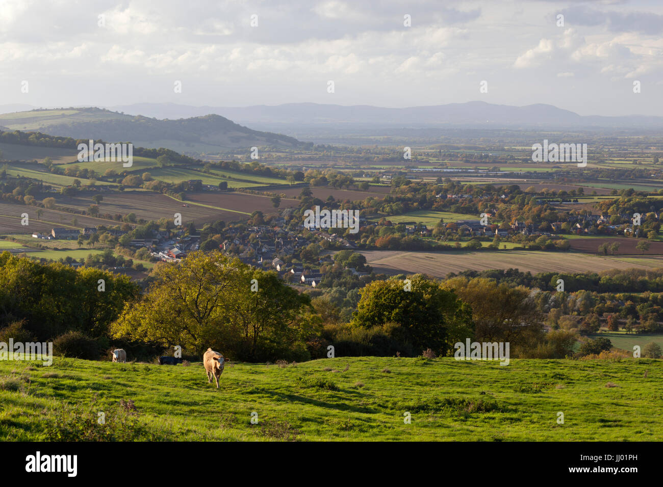 Cotswold paesaggio con vista del villaggio di salutare e di Malvern Hills in distanza, salutare, Cotswolds, Gloucestershire, England, Regno Unito, Europa Foto Stock