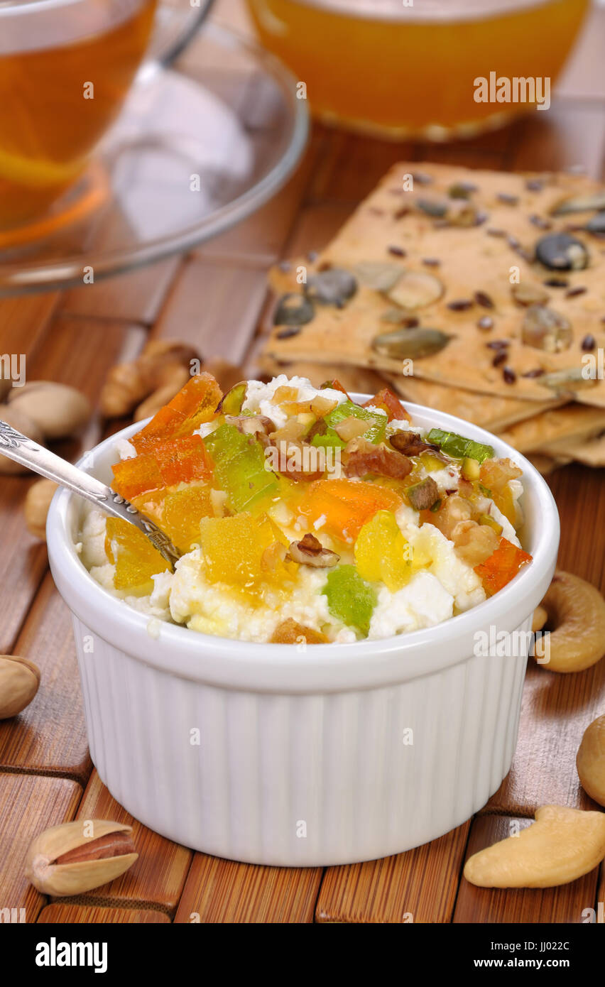 Porzione di formaggio con marmellate e confetture fette, dadi, pistacchi Foto Stock