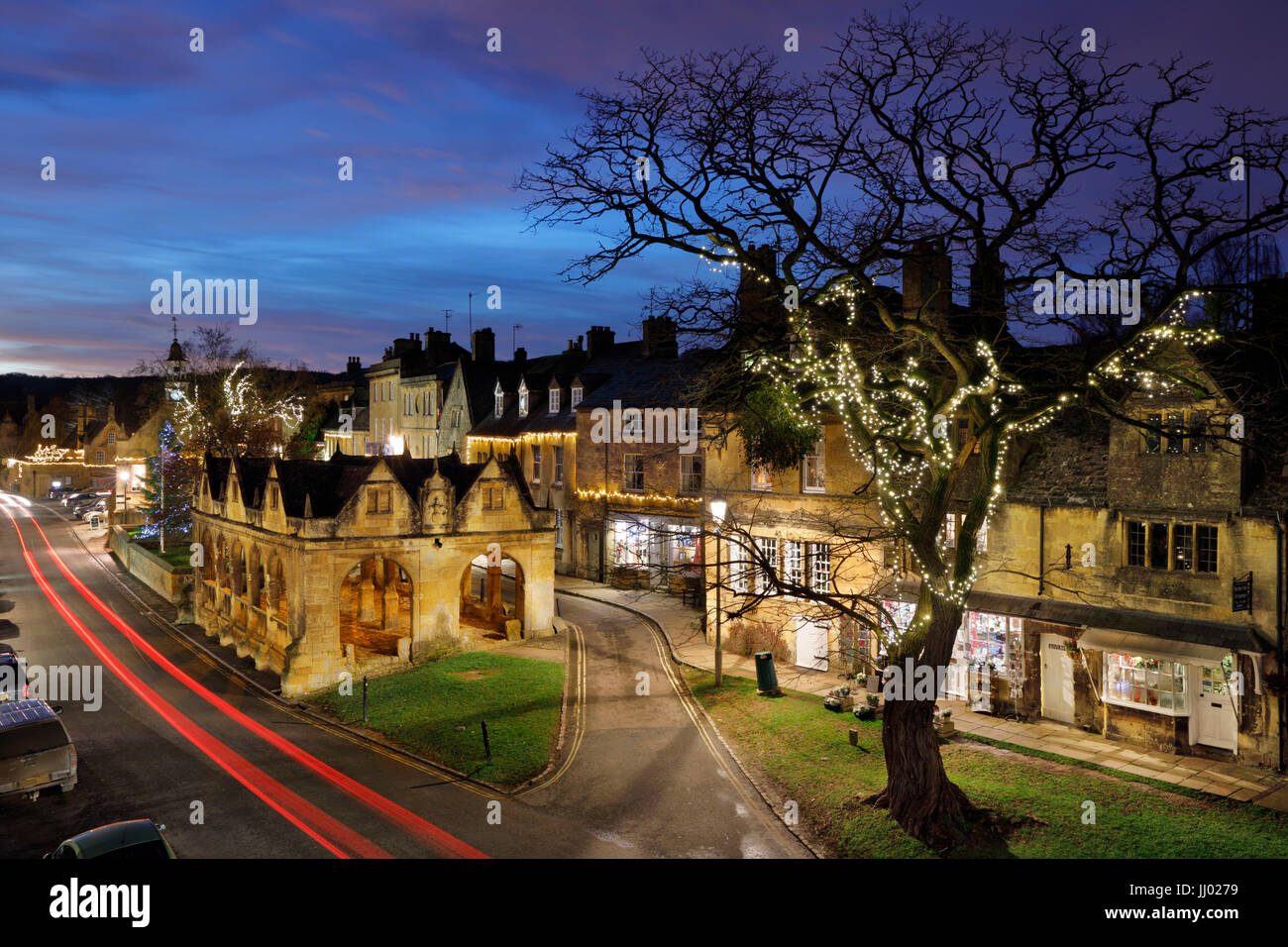 Il mercato coperto e Cotswold cottage in pietra lungo High Street al crepuscolo, Chipping Campden, Cotswolds, Gloucestershire, England, Regno Unito, Europa Foto Stock