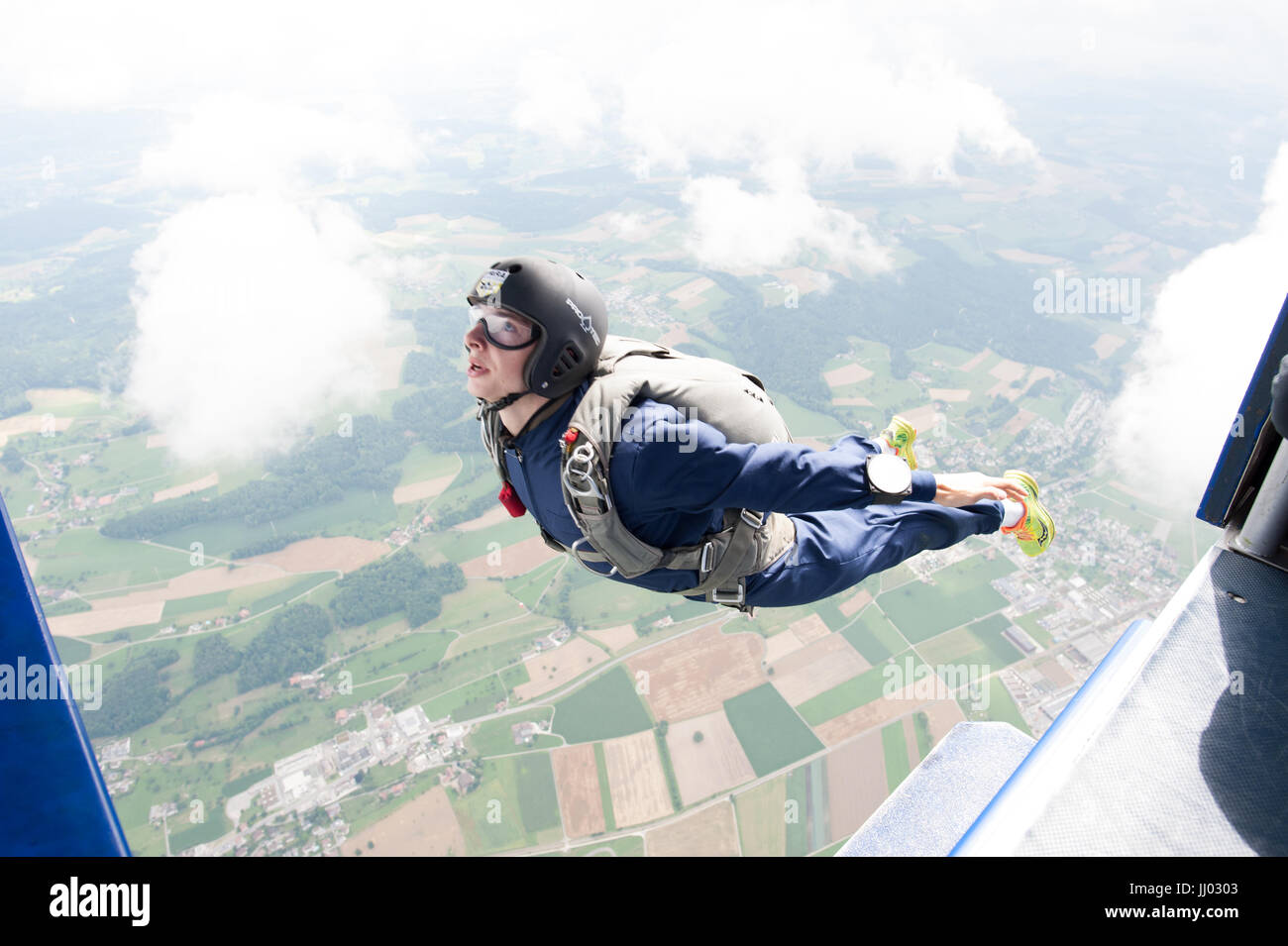 Uno studente paracadutista esce il velivolo per un primo salto manuale Foto Stock