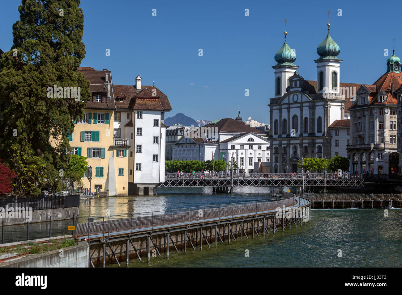 La città di Lucerna (Luzern) in Svizzera. Vista della Chiesa dei Gesuiti su Nadelwerk (Ago Dam) di un palazzo del XIX secolo il dispositivo utilizzato per controllare il flusso Foto Stock