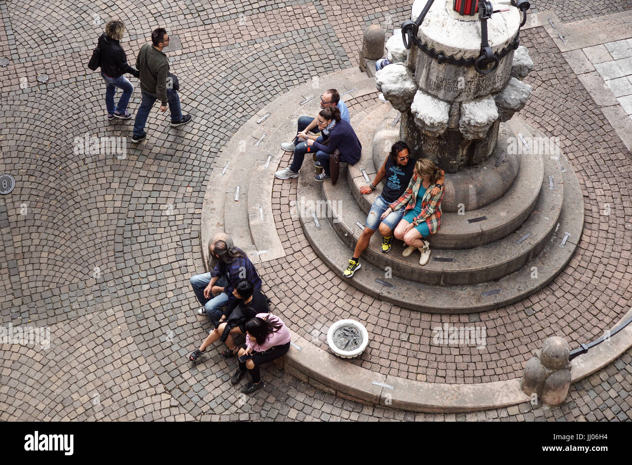 Roma, Italia - 24 novembre: Fontana del Naiads con turisti che si siedono sul bordo in Roma, Italia Foto Stock