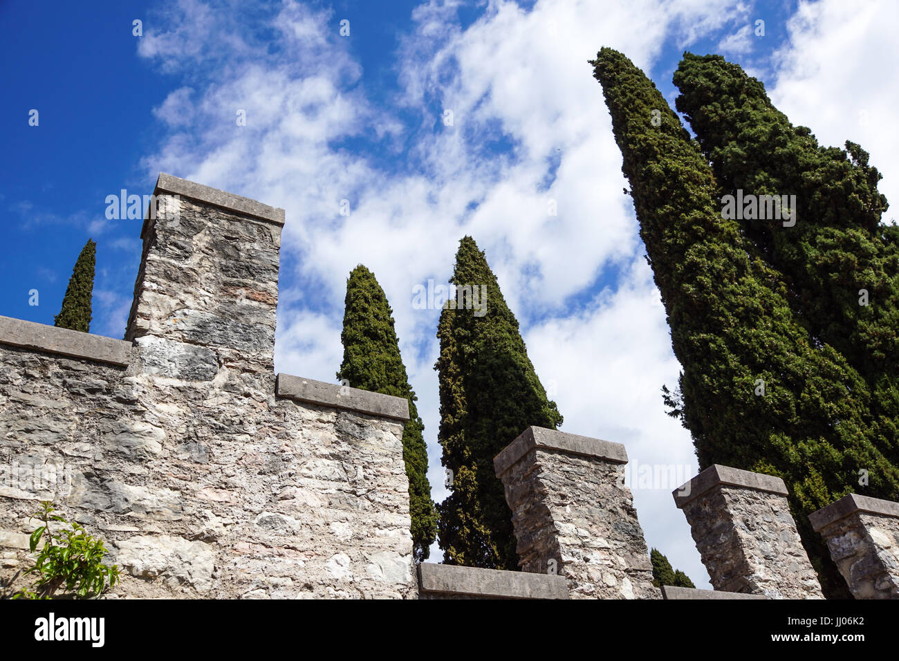 Il castello medievale di fronte a un cielo blu e il cloud computing Foto Stock