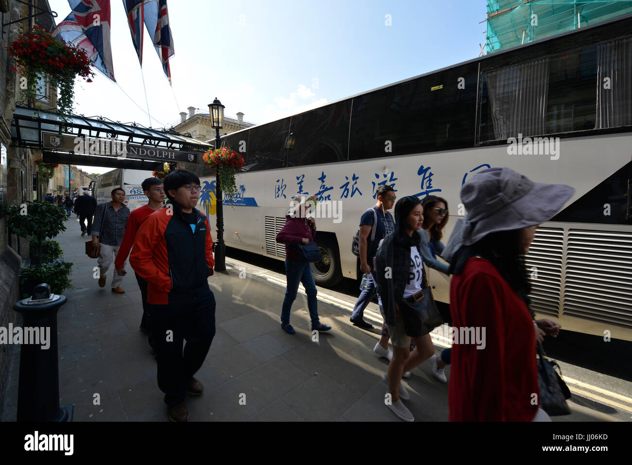 Autobus turistico cinese con scritte e loghi depositi passeggeri in Oxford Foto Stock