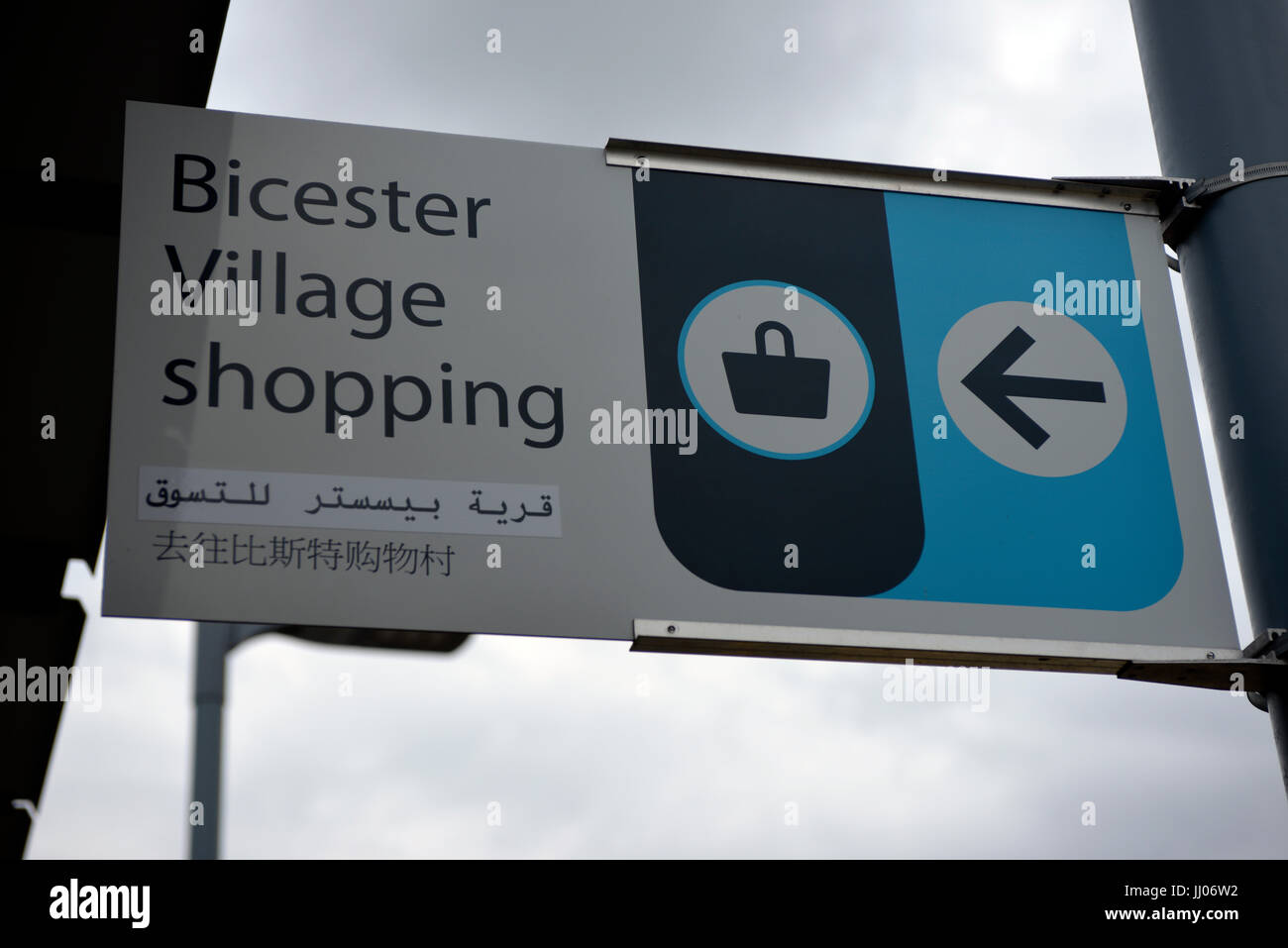 Gli acquirenti che arrivano presso il Villaggio di Bicester rail station Foto Stock