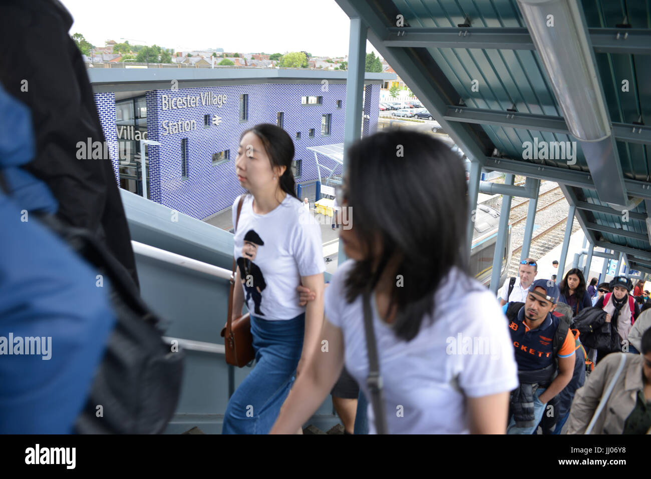 Gli acquirenti che arrivano presso il Villaggio di Bicester rail station Foto Stock