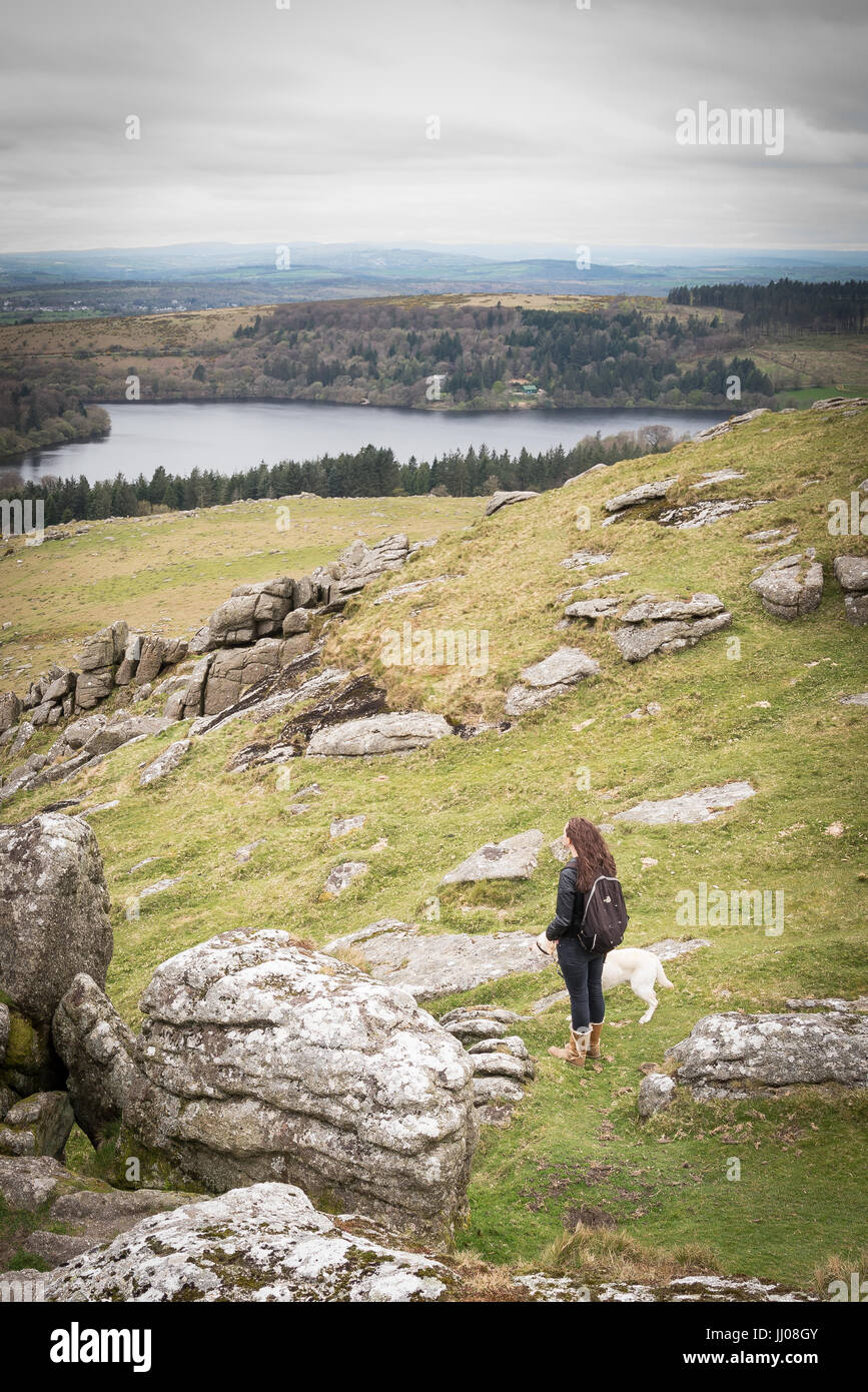 Lone donna con cane al vertice Foto Stock