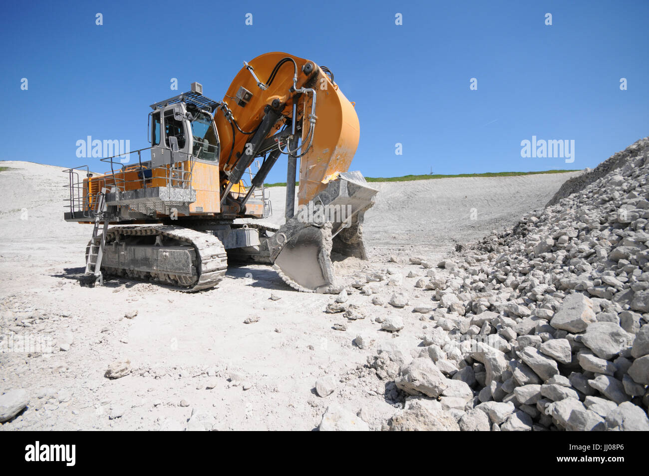 Escavatore e attrezzature in una cava di gesso. industria mineraria Foto Stock