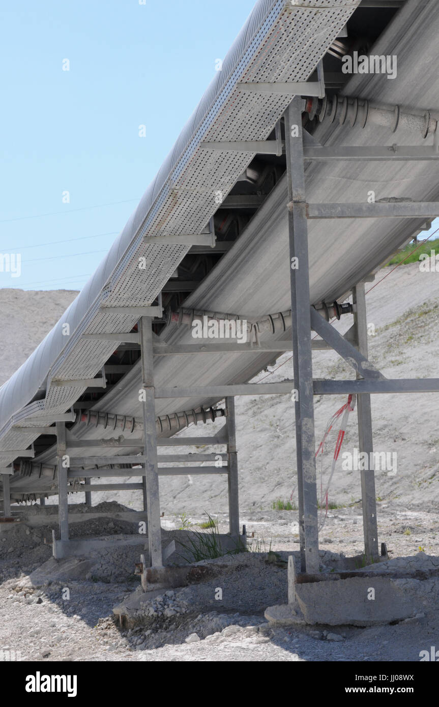 Nastro trasportatore attrezzatura in una cava di gesso. Foto Stock