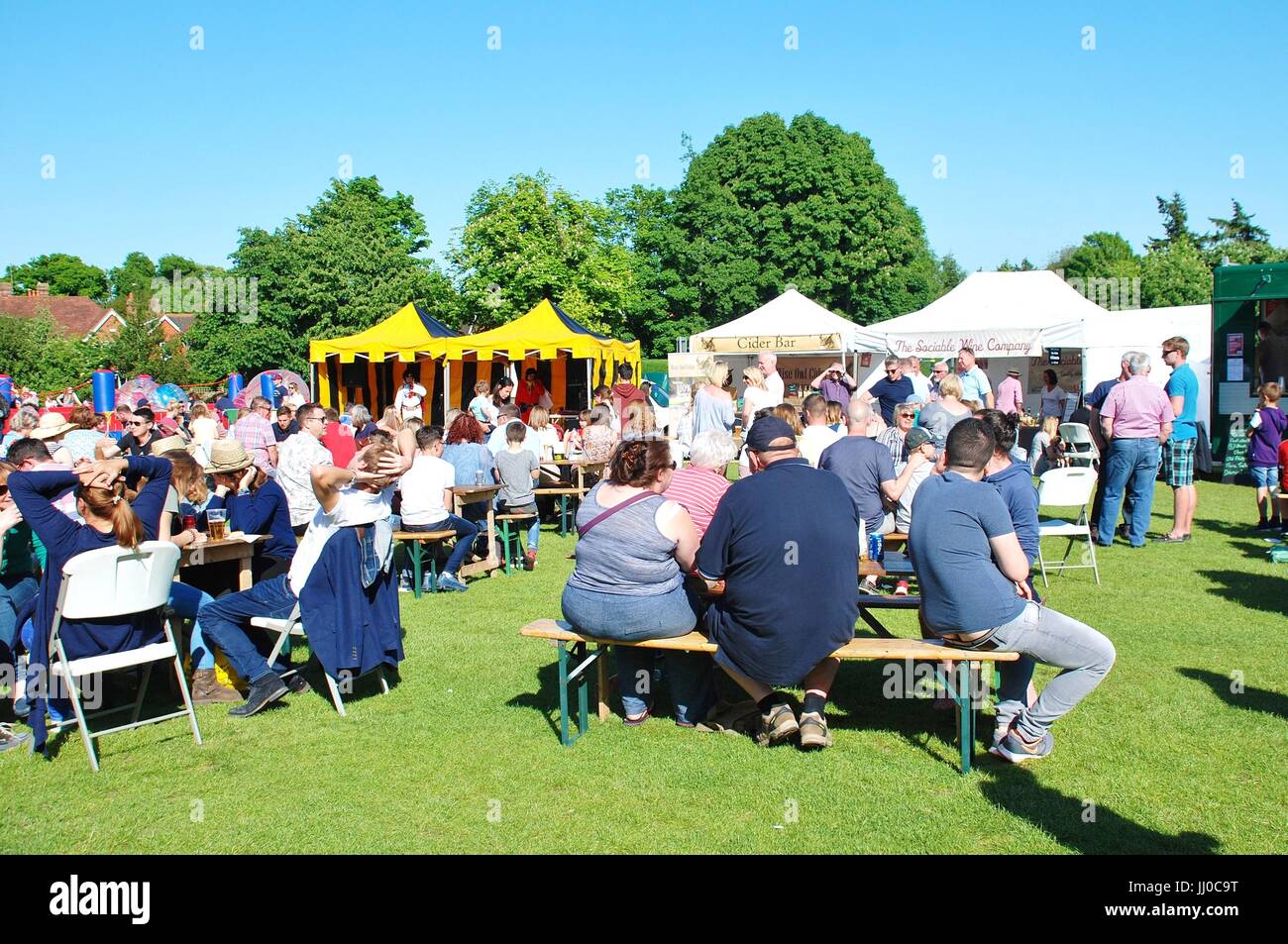 Le persone che si godono la prima mai cibi e drink Festival a Tenterden nel Kent, in Inghilterra il 21 maggio 2017. Foto Stock