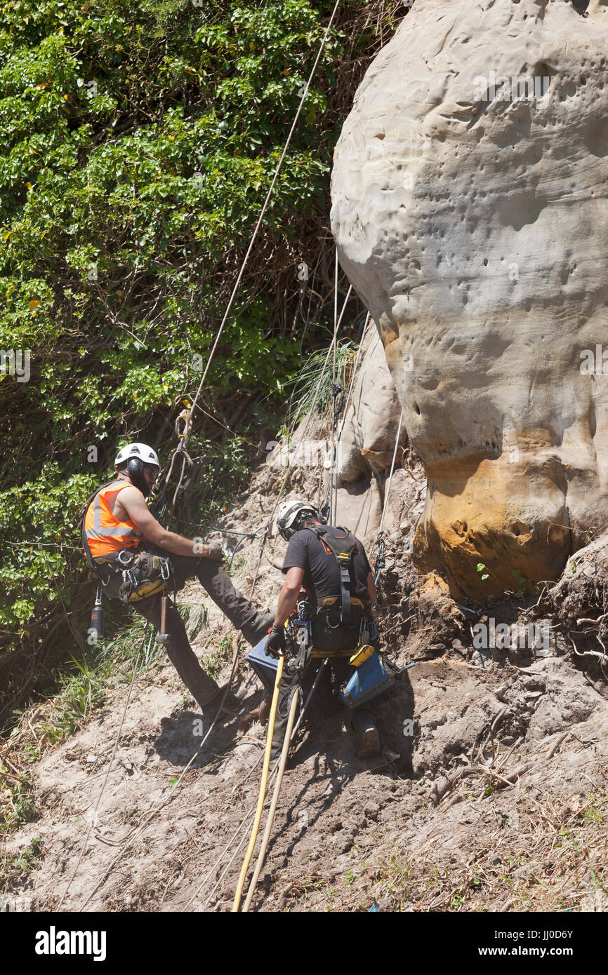 Gli uomini al lavoro per stabliize il soffice e instabile rockface arenaria al Rock una strada Nore, Hastings. Foto Stock