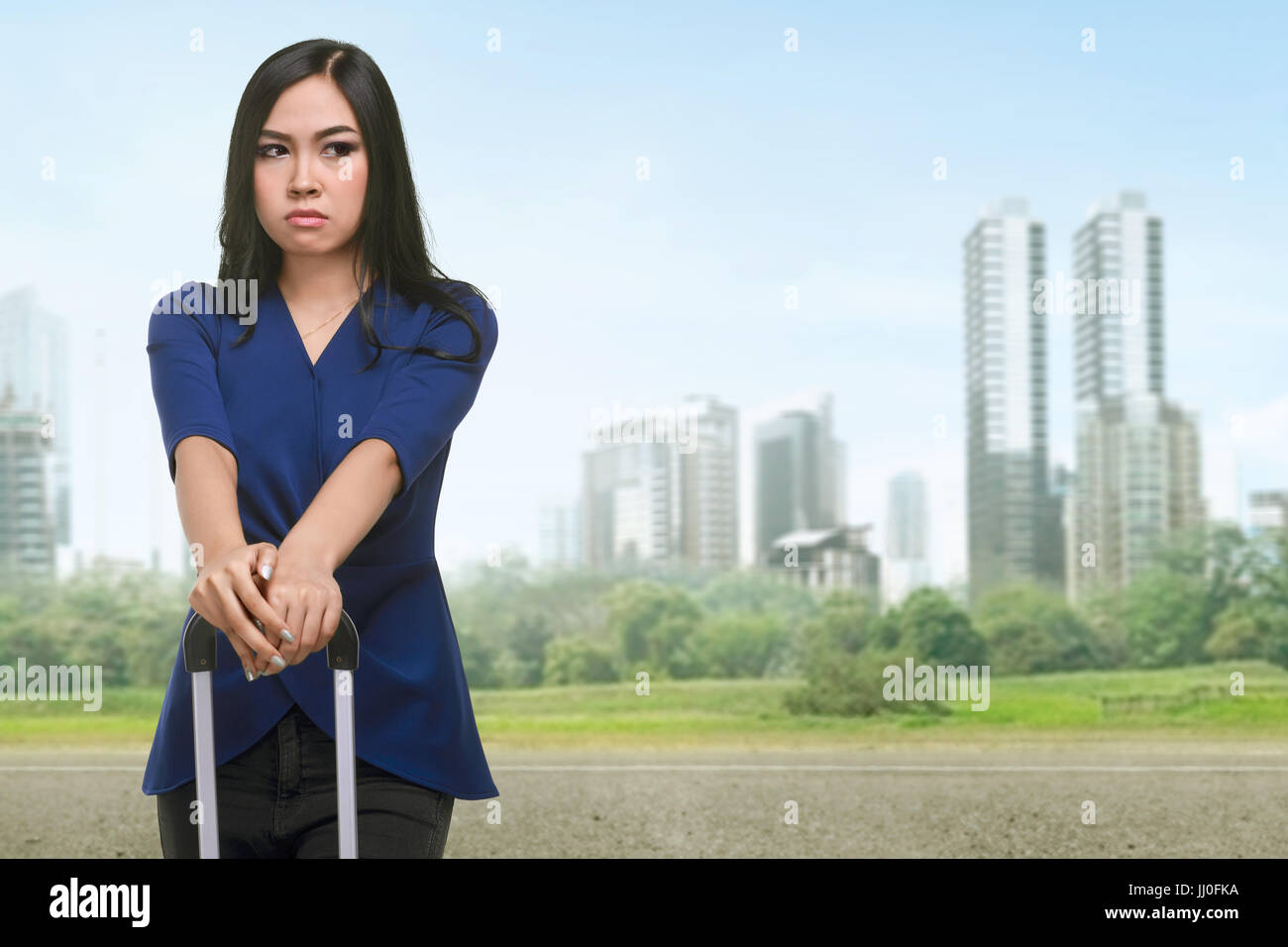 Bella asiatica azienda turistica maniglia di valigia con il paesaggio sullo sfondo Foto Stock