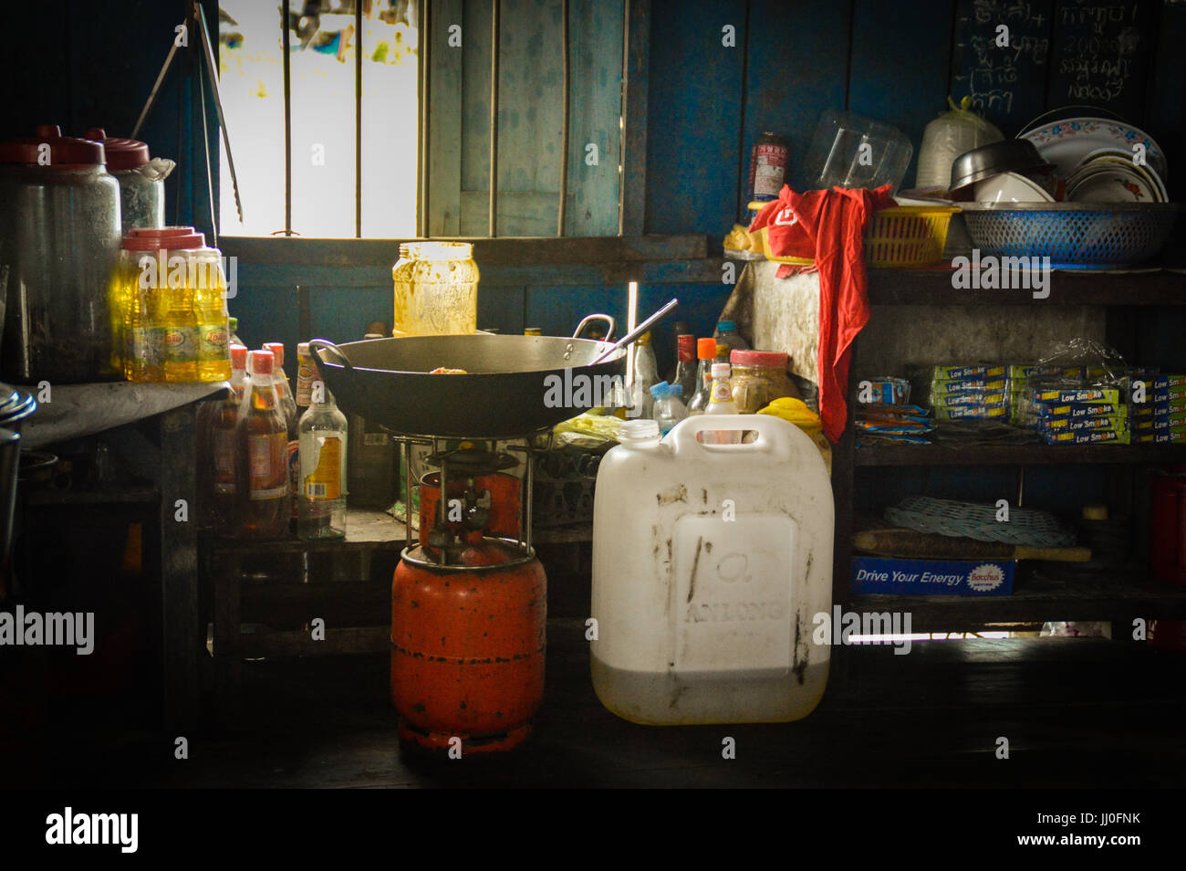 Cucina tipica in un case costruite su barche nel villaggio galleggiante del lago Tonle Sap, Cambogia Foto Stock