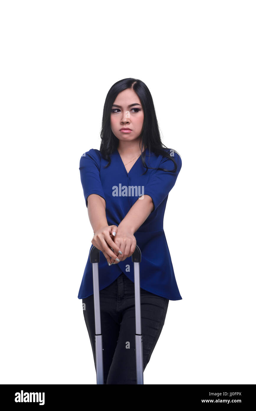 Giovane donna asiatica holding maniglia di valigia isolate su sfondo bianco Foto Stock