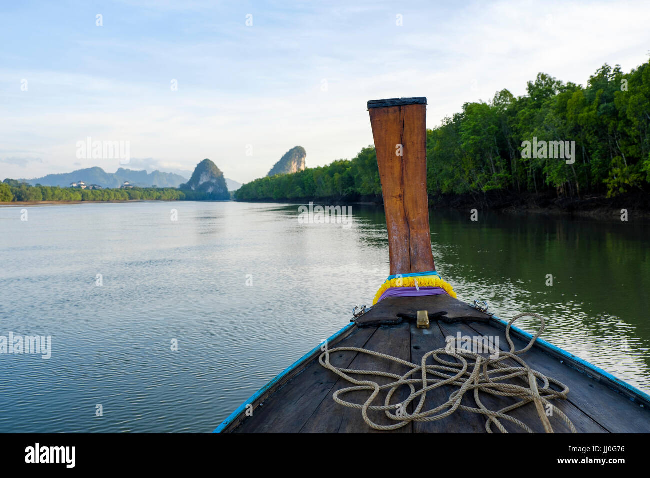Prua di una tradizionale Thai longtail boat navigazione a monte Krabi fiume verso il Khao Kanab Nam affioramenti calcarei, Provincia di Krabi, Thailandia. Foto Stock