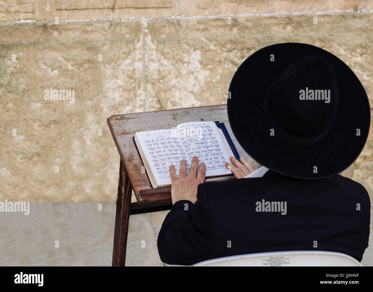 Un ultra-ebrea ortodossa prega uomo presso il Muro Occidentale, il sito più sacro nel giudaismo Foto Stock