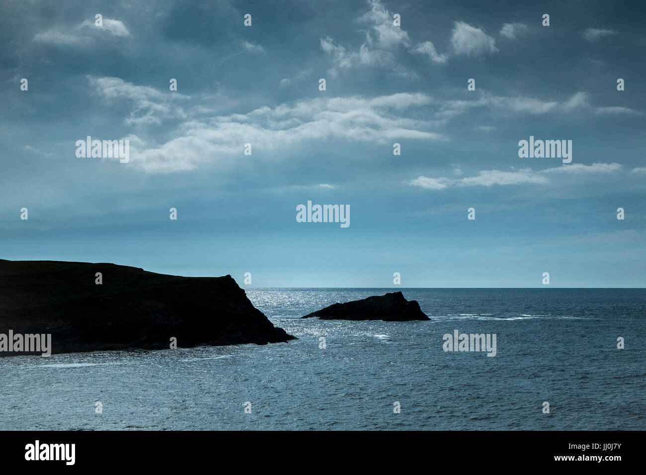 Luce della Sera oltre il pulcino, un roccioso, isola disabitata off Kelsey testa sulla North Cornwall coast. Foto Stock