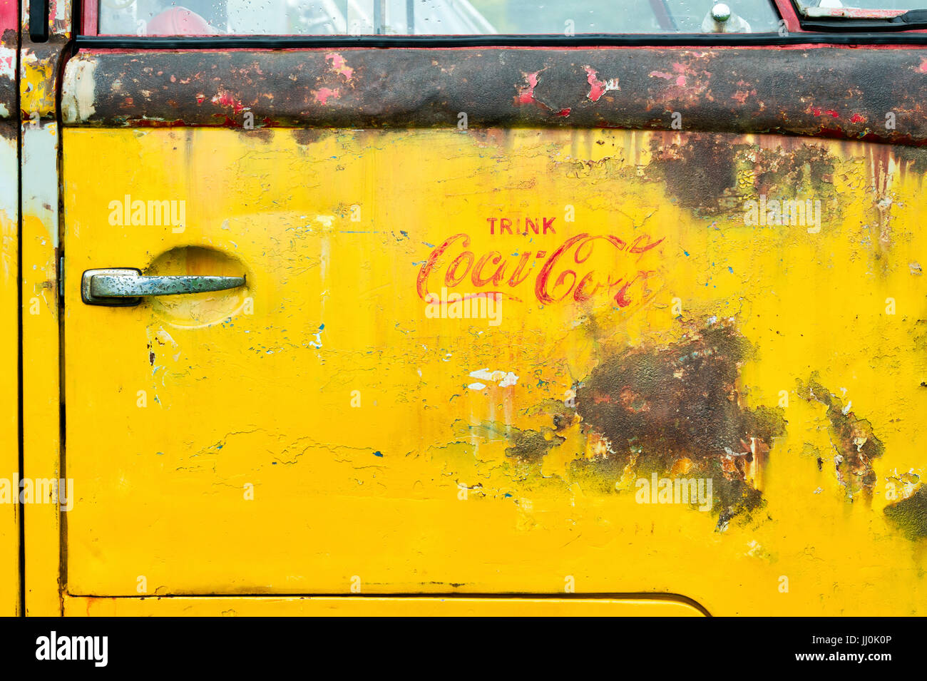 Rusty VW Coca Cola Split Screen Volkswagen camper van a VW mostra. Inghilterra Foto Stock