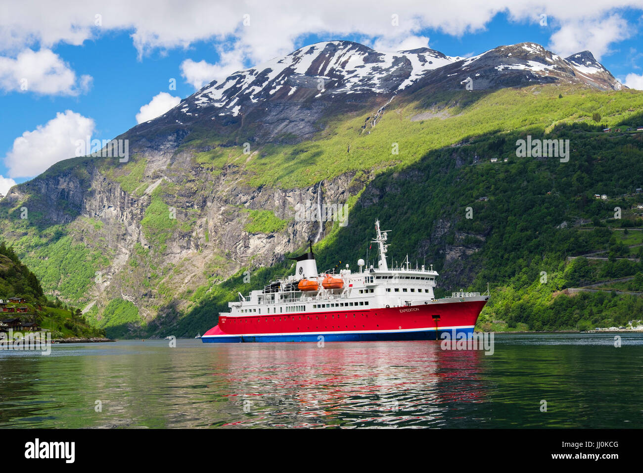 Piccola nave da crociera G avventure Expedition ancorato in scenic Geirangerfjorden o Geiranger Fjord in estate. Geiranger Sunnmøre Møre og Romsdal Norvegia Foto Stock