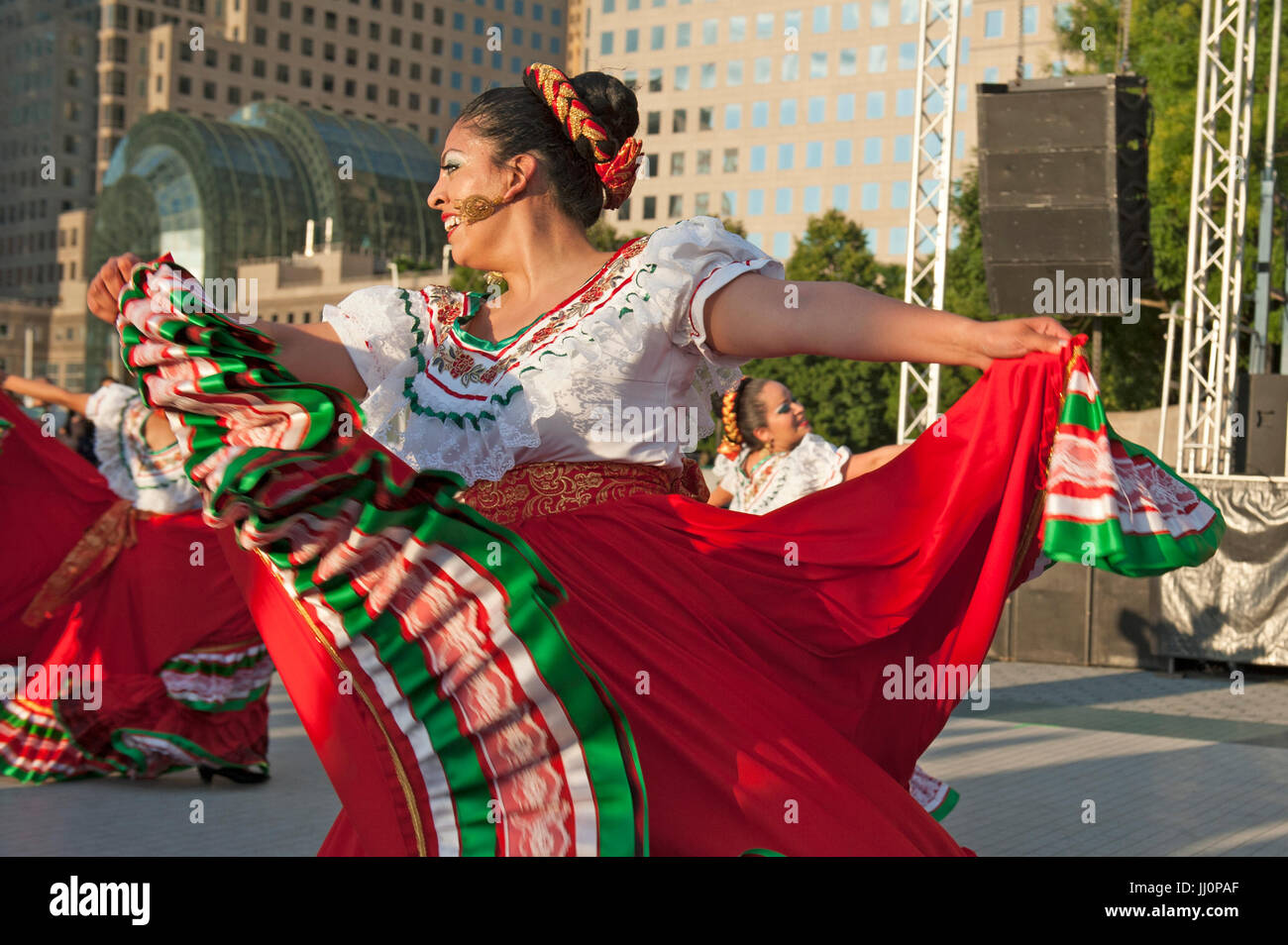 Il messicano Calpulli Dance Co. eseguendo in Battery Park City, un quartiere di Manhattan, New York City. Foto Stock