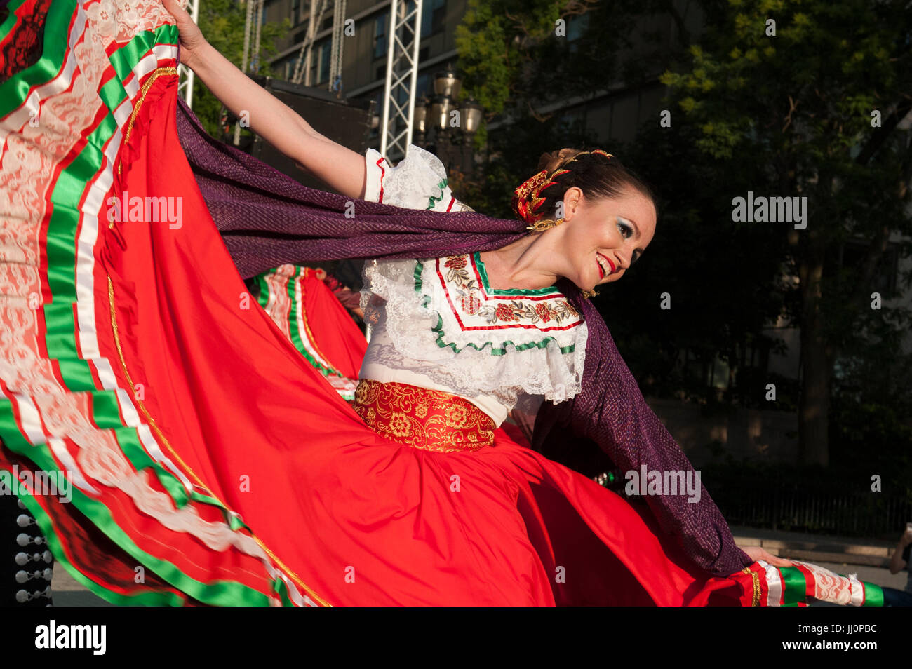 Un ballerino con il messicano Calpulli Dance Co. eseguendo in Battery Park City, un quartiere di Manhattan, New York City. Foto Stock