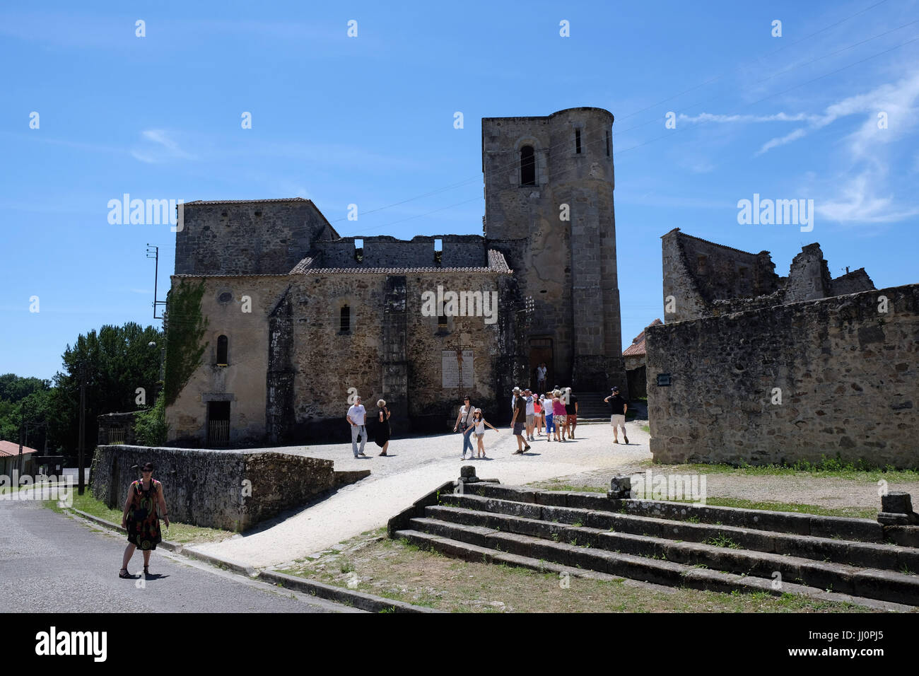 Oradour: sito della strage nazista - edifici fatiscenti e ruggine cars - lasciati intatti come era dell'ordine del generale De Gaulle. La chiesa furono il WOM Foto Stock