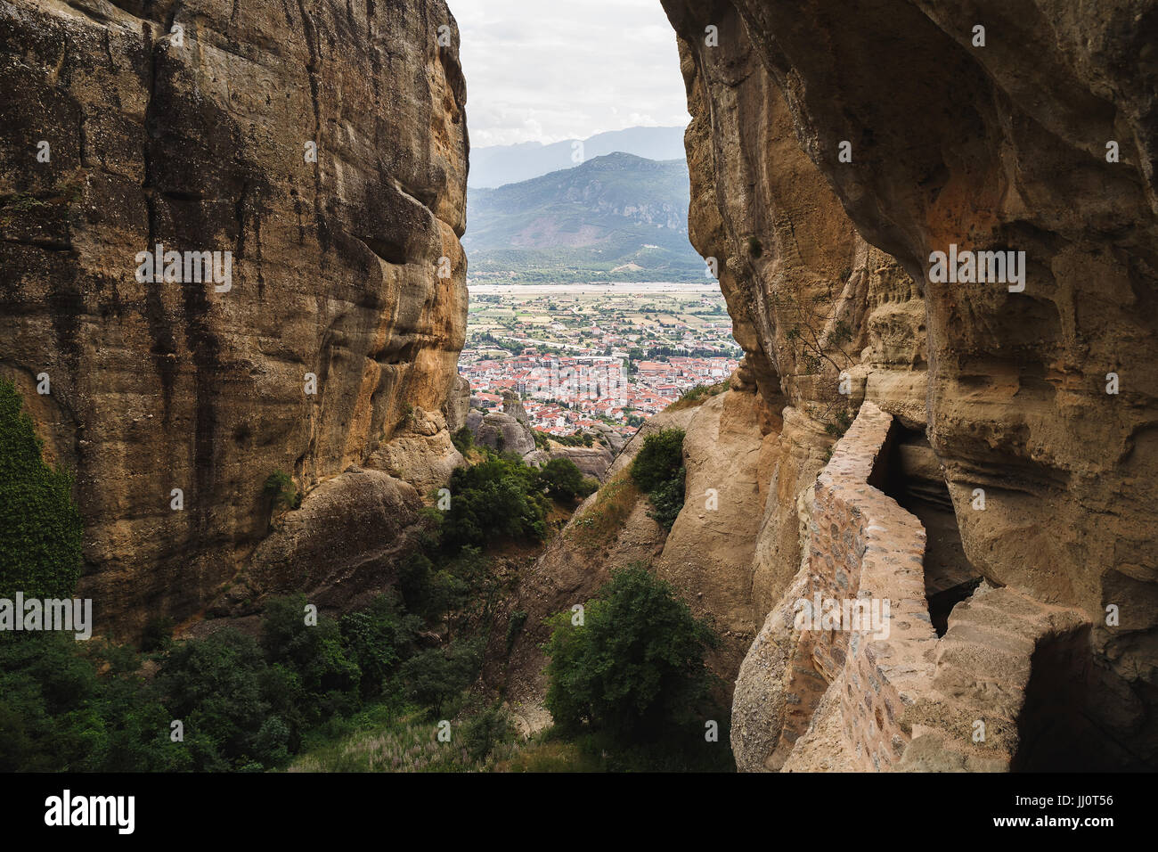Città di Kalambaka trogolo rocce di Meteora di telaio. UNESCO World Heritage Site, Trikala, Grecia Foto Stock
