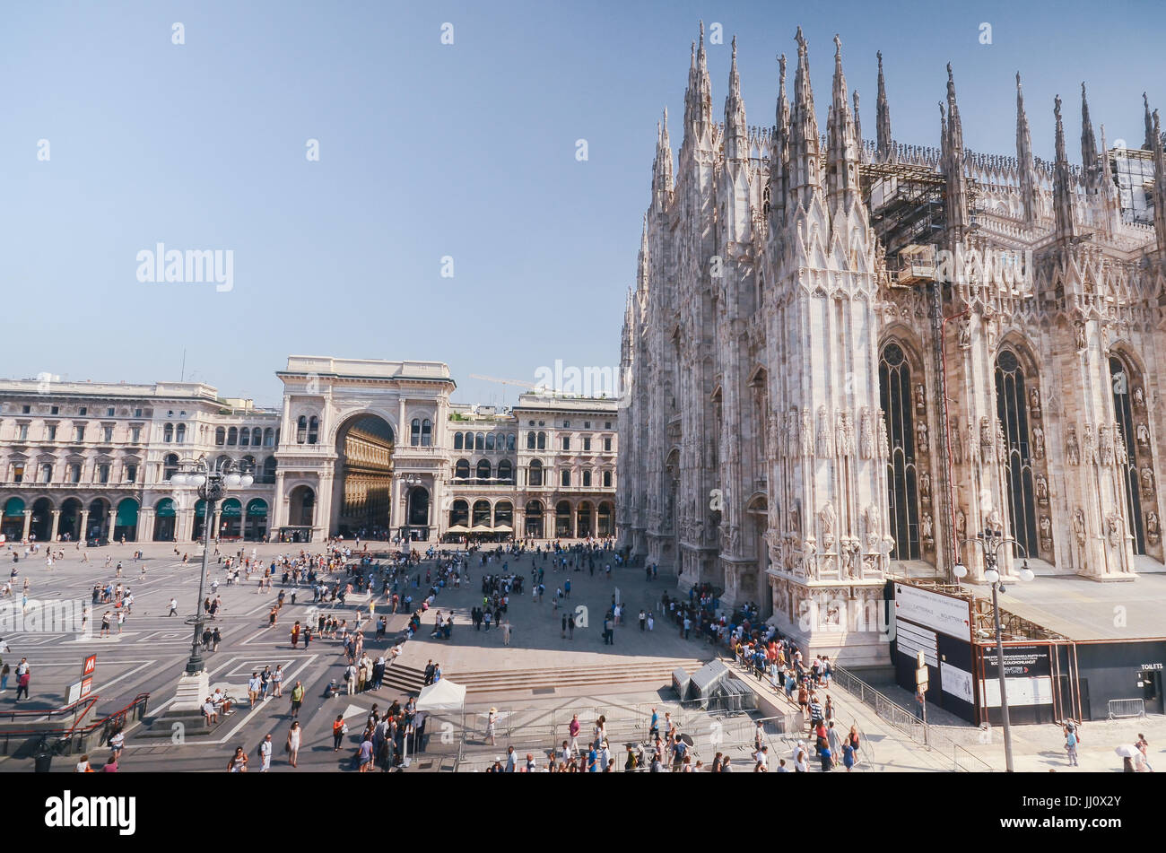 Coda per il Duomo e la chiesa cattedrale, la Piazza del Duomo di Milano, Lombardia, Italia Foto Stock