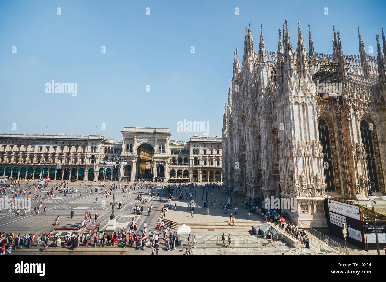 Coda per il Duomo e la chiesa cattedrale, la Piazza del Duomo di Milano, Lombardia, Italia Foto Stock