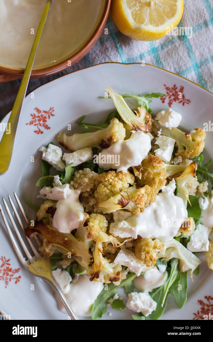 Arrosto insalata di cavolfiore Foto Stock