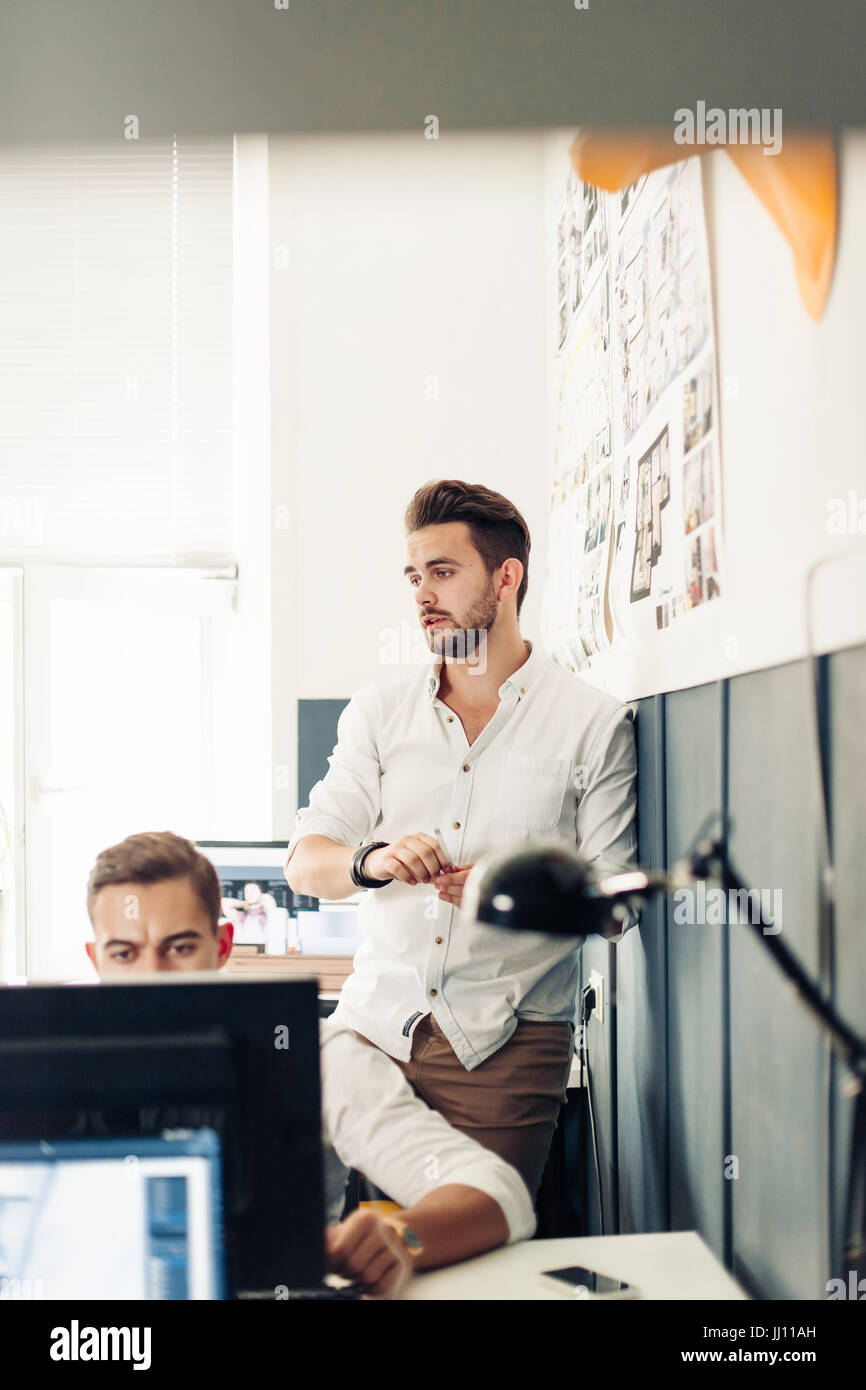 Manager responsabile Creative Riunione di brainstorming in ufficio. Foto Stock