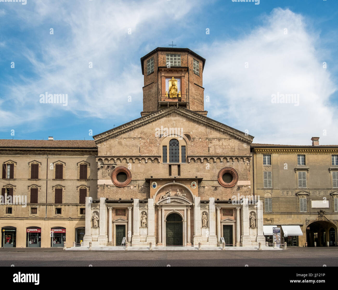 2017-07-08 - Vista frontale del Duomo di Reggio Emilia, Emilia Romagna, Italia Foto Stock