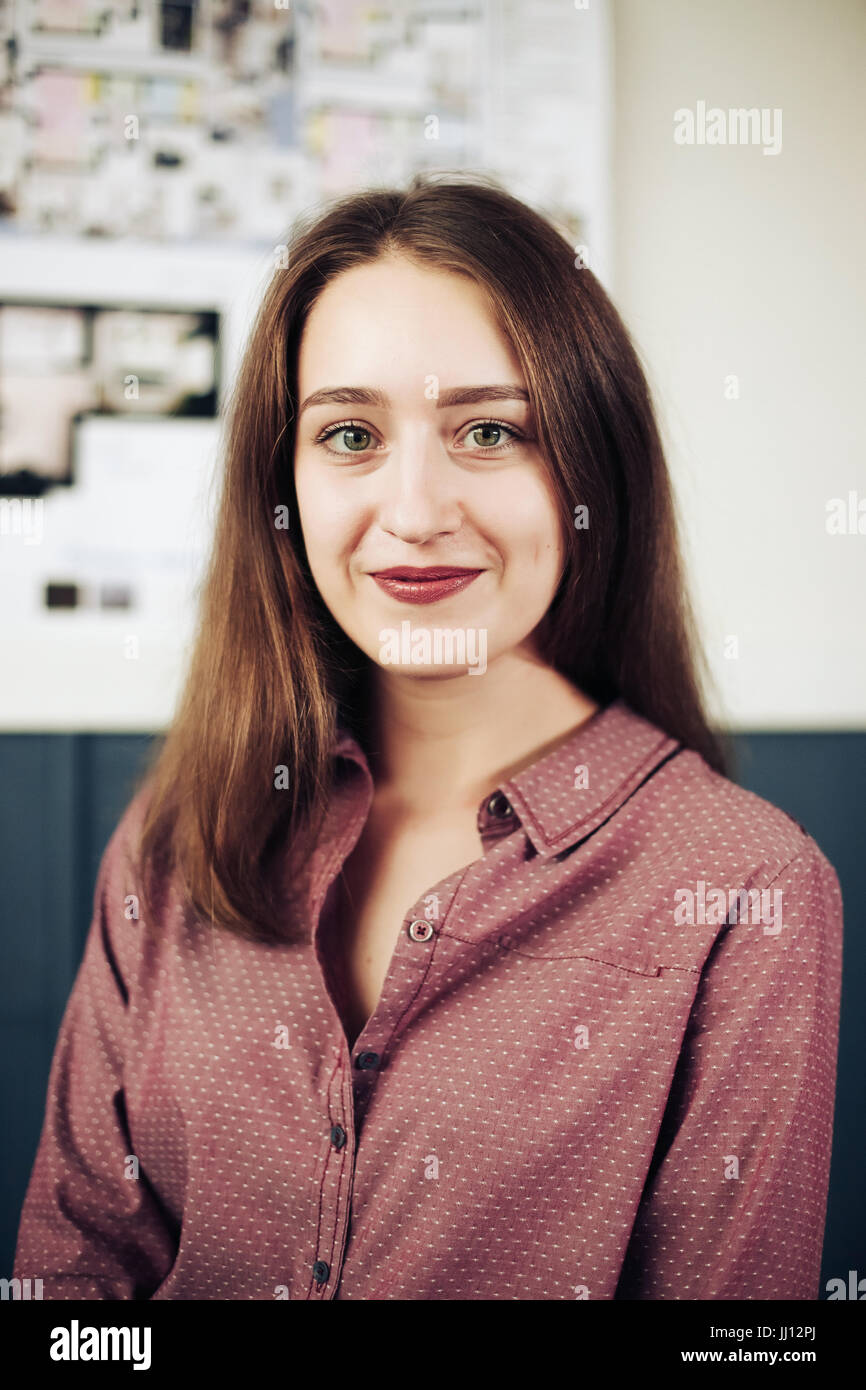 Business casual donna che guarda felice e sorridente. Foto Stock