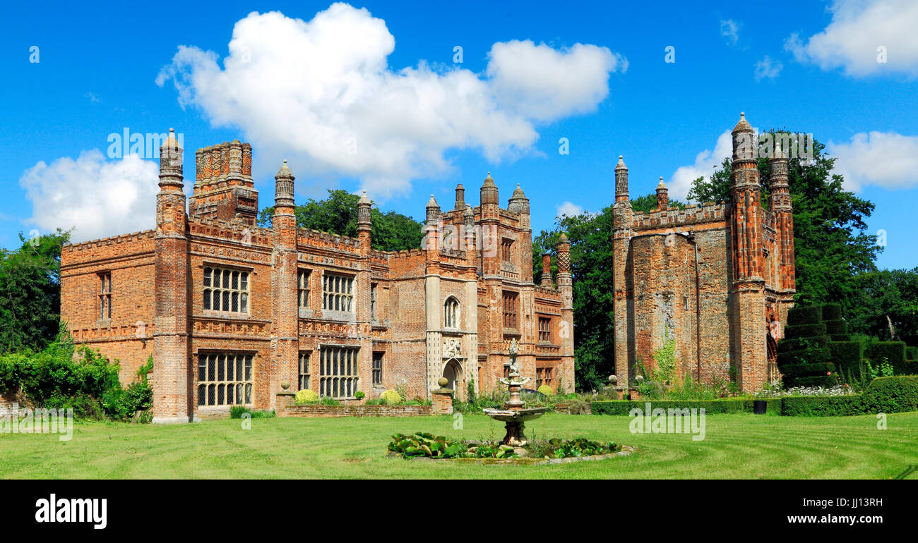 Oriente Barsham Manor House, inizi del XVI secolo, facciata sud e Gatehouse, Norfolk, Inghilterra, Regno Unito Foto Stock