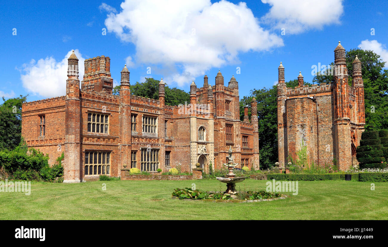 Oriente Barsham Manor, Tudor periodo, Manor House, inizi del XVI secolo, facciata sud, Gatehouse, Norfolk, Inghilterra, Regno Unito Foto Stock