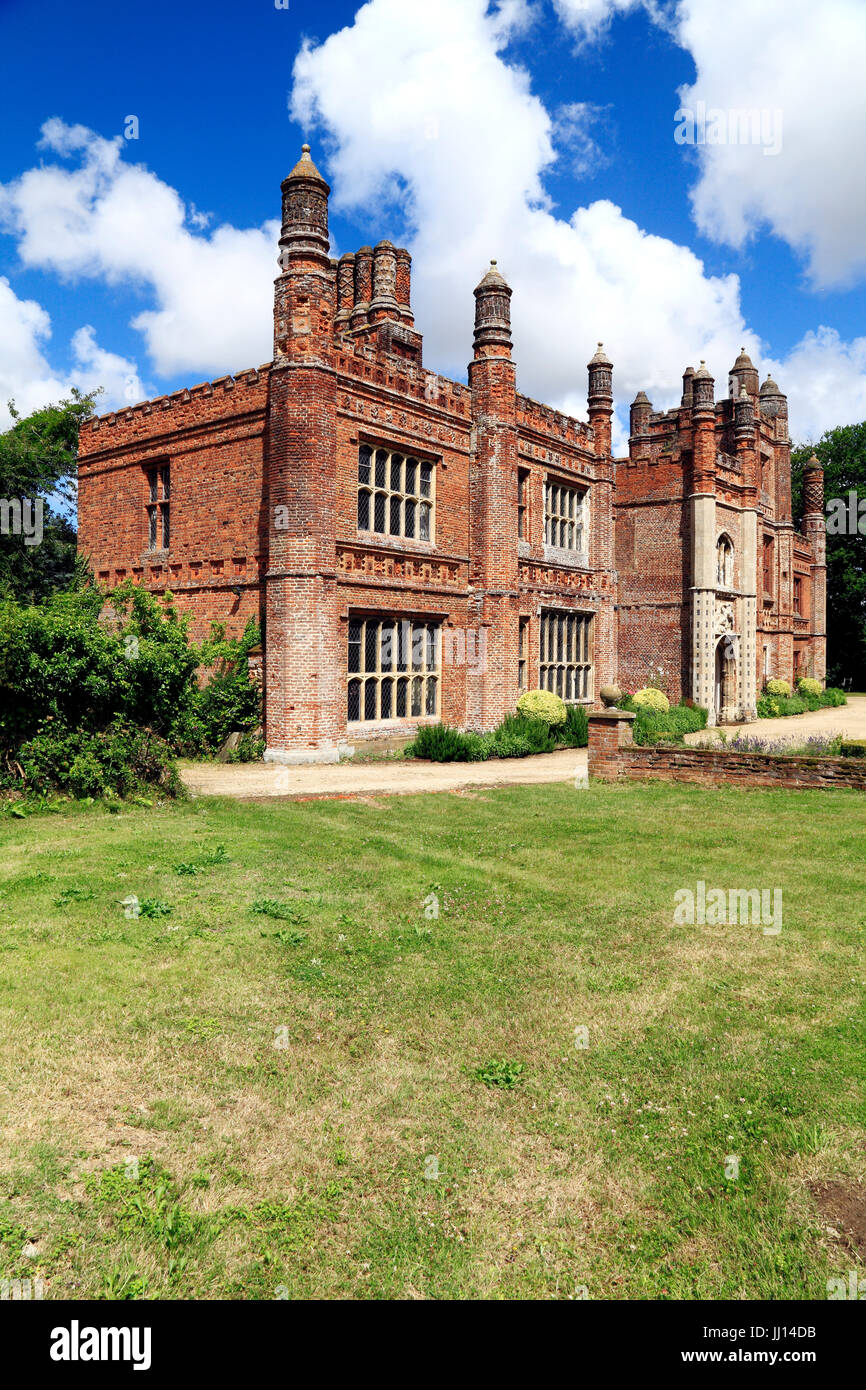 Oriente Barsham, Manor House, inizi del XVI secolo, Tudor Manor, facciata sud, portico, Norfolk, Inghilterra, Regno Unito Foto Stock