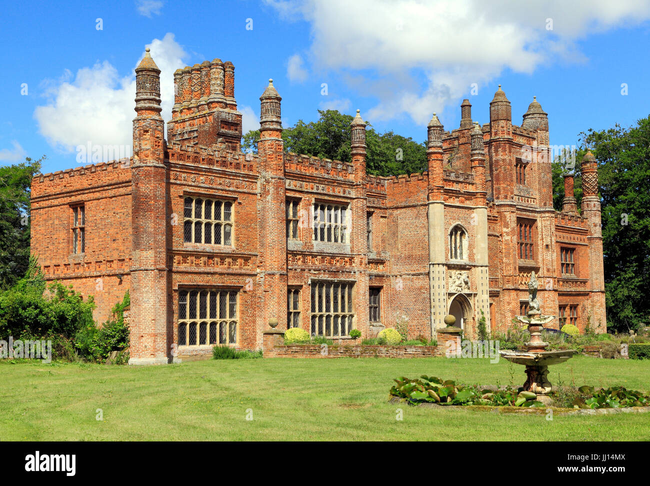 Oriente Barsham, Manor House, inizi del XVI secolo, Tudor Manor, facciata sud, portico, Norfolk, Inghilterra, Regno Unito Foto Stock