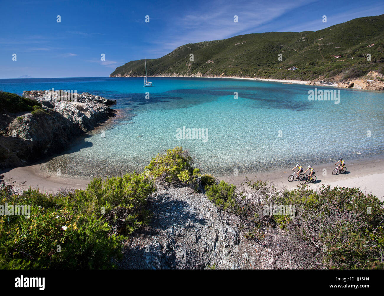 Bike a cavallo sulla spiaggia - Laconella, Capoliveri, Isola d'Elba Foto Stock