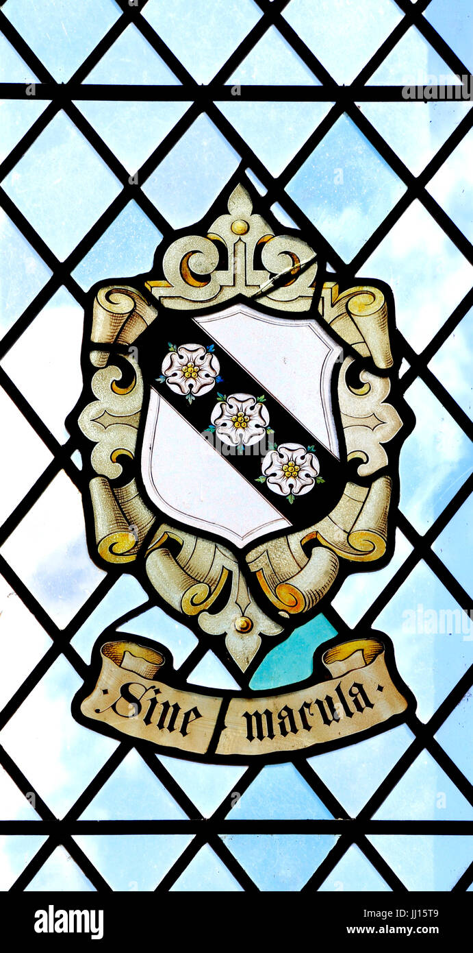 Sine Macula, senza macchia, senza macchia, consulta araldica vetrata della famiglia Carey, Est Barsham Manor, Norfolk, Inghilterra, Regno Unito Foto Stock