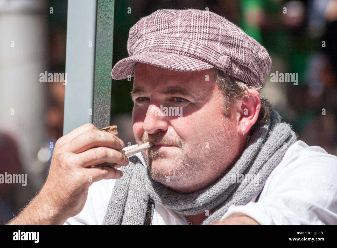 L uomo vestito come un agricoltore per il giorno di San Patrizio parade, Sydney, Nuovo Galles del Sud, Australia Foto Stock