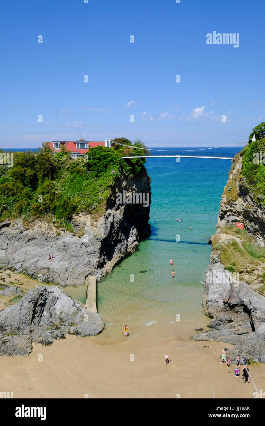 " La Casa nel mare" è un case in affitto per vacanze a cui si accede attraverso un ponte di sospensione a Newquay in Cornovaglia Foto Stock