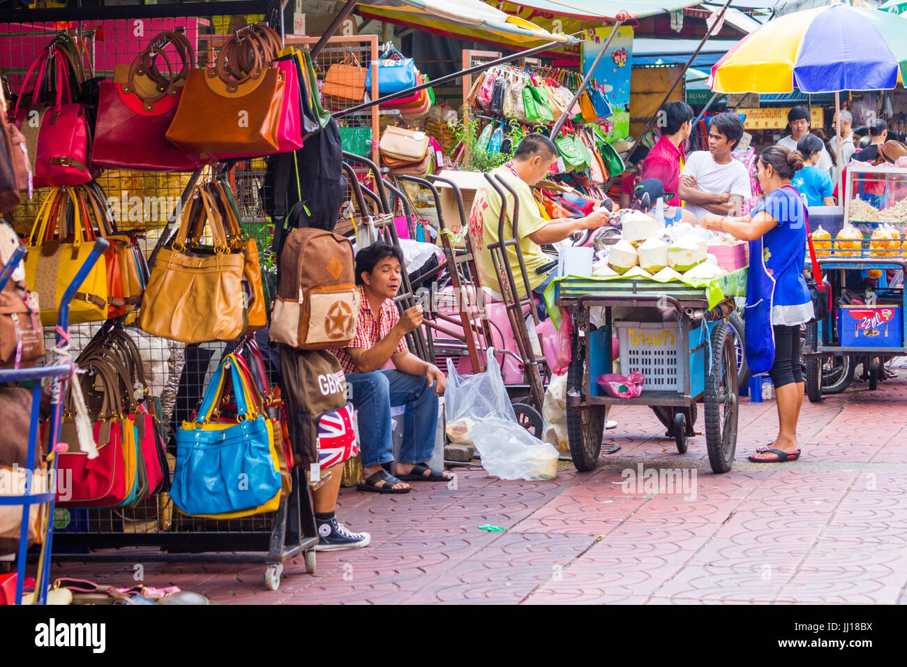 Negozi street food fornitori Chinatown Bangkok in Thailandia Foto Stock