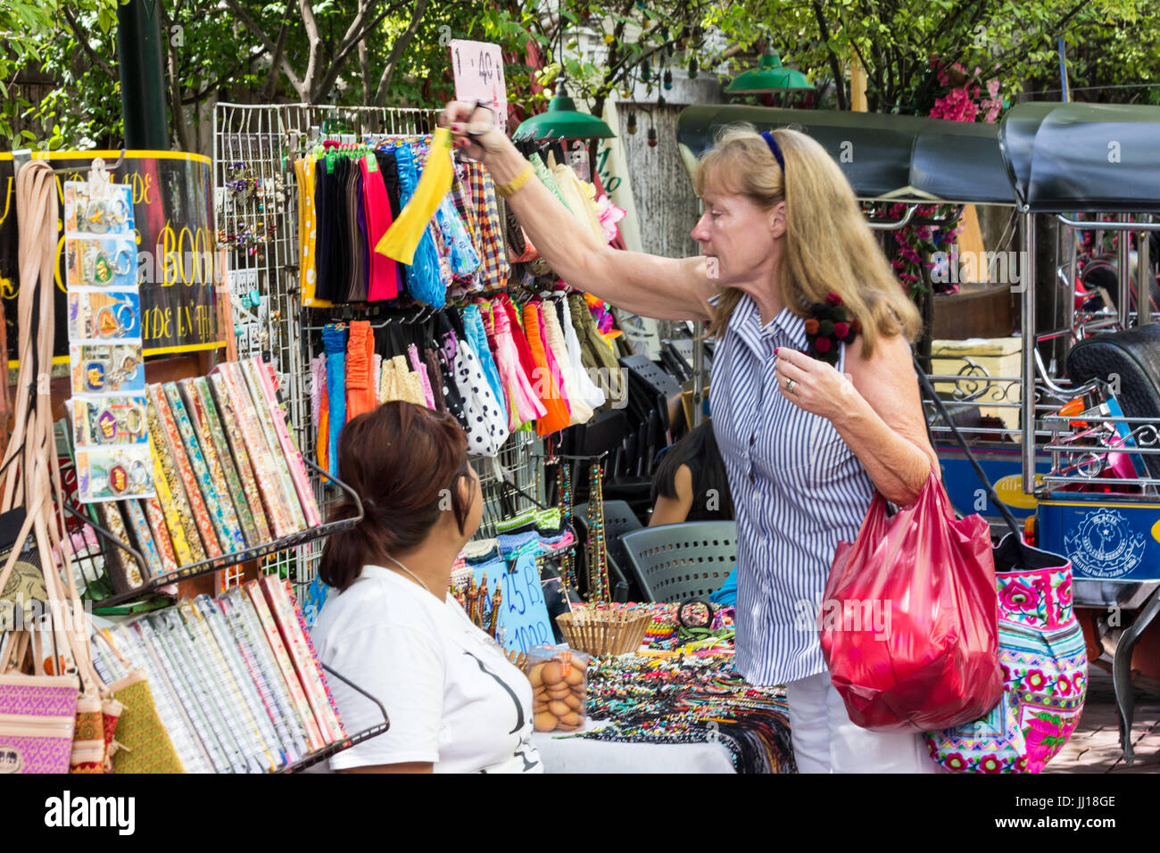 Donna Senior tourist shopping soi rambuttri banglumpoo bangkok thailandia venditore ambulante Foto Stock