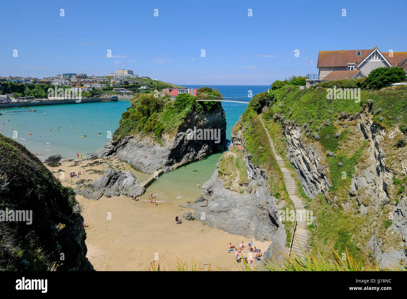 " La Casa nel mare" è un case in affitto per vacanze a cui si accede attraverso un ponte di sospensione a Newquay in Cornovaglia Foto Stock