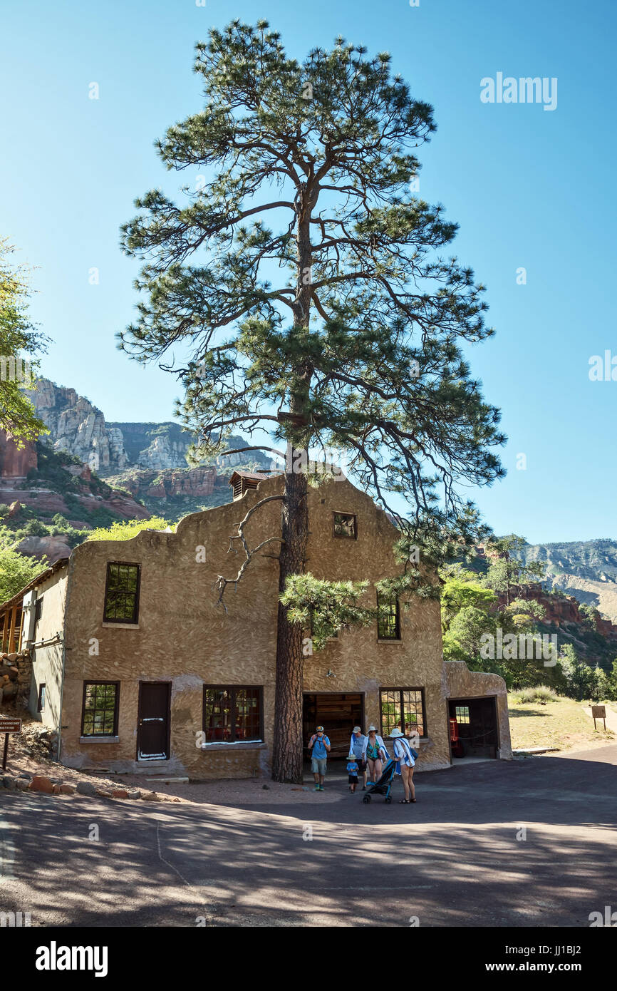 Vecchio edificio con grande albero, Slide Rock State Park , Oak Creek Canyon, Arizona, Stati Uniti d'America Foto Stock
