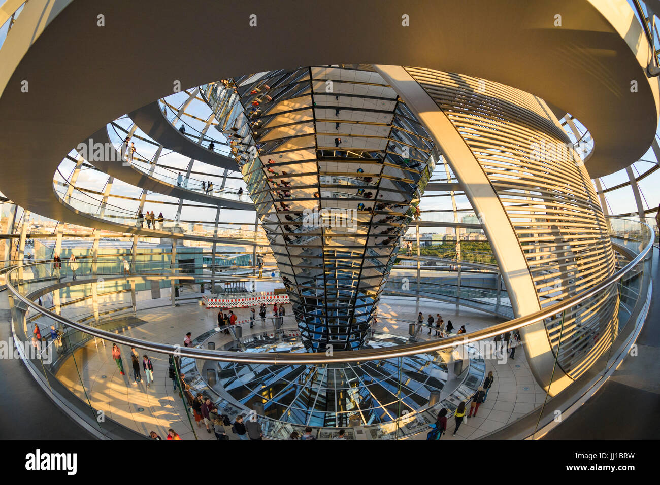 Berlino. Germania. Interno della cupola del Reichstag e rampa a spirale al tramonto. Foto Stock