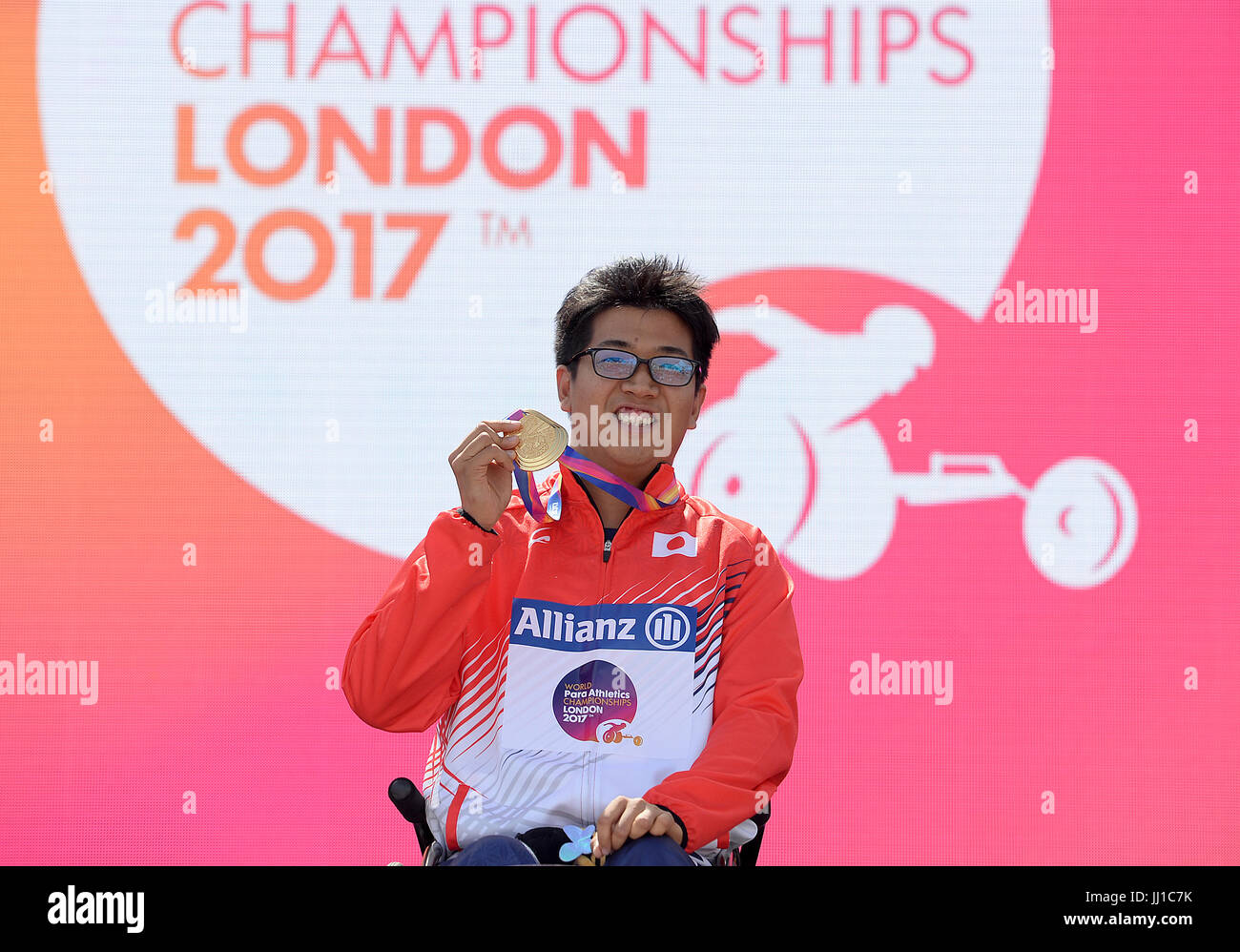 Tomoki Sato del Giappone con la sua medaglia d'oro dopo la finale T52 da 1500 m maschile durante il quarto giorno del campionato mondiale di atletica parasale 2017 allo stadio di Londra. PREMERE ASSOCIAZIONE foto. Data immagine: Lunedì 17 luglio 2017. Vedi PA storia ATLETICA Para. Photo credit should Read: Victoria Jones/PA Wire. Foto Stock