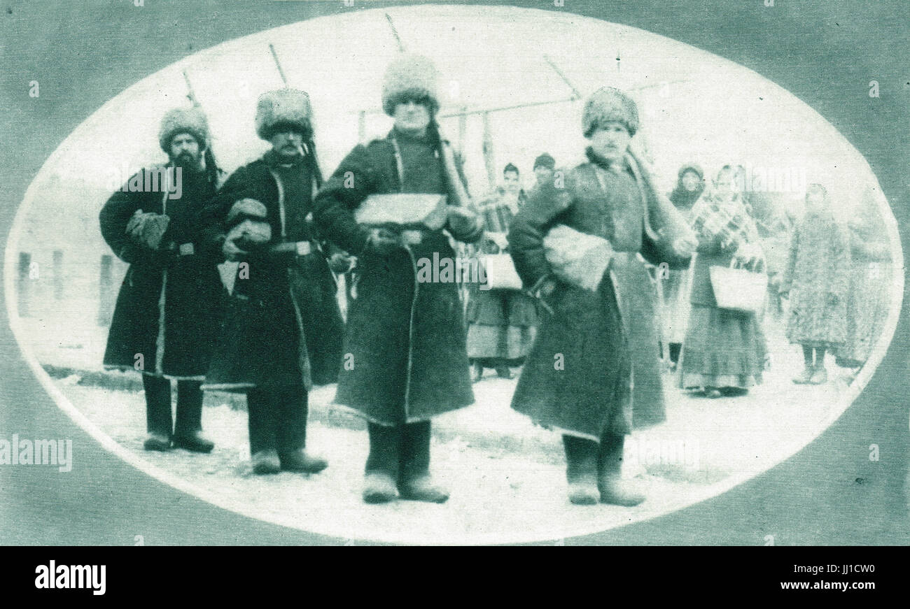 Avamposto russo andando sul dovere trasportare il legno per combustibile Foto Stock