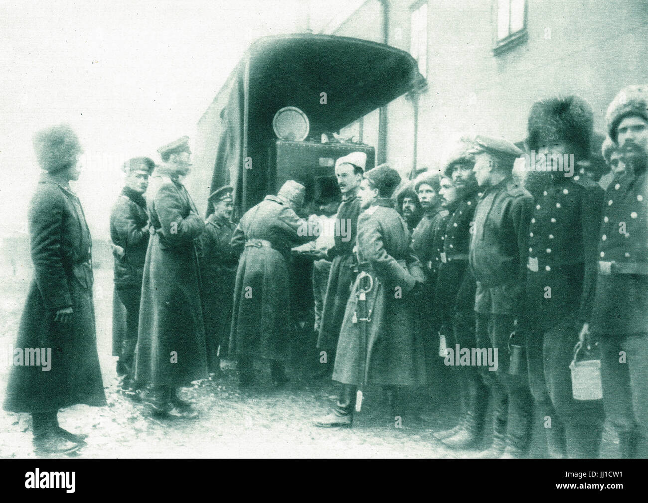 Ufficiale russo, degustazione prodotti alimentari a un esercito di viaggio cucina Foto Stock